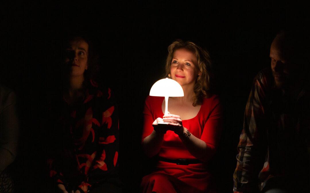 foto van Wendelien Wouters presenteert Lampje erop Valentijn